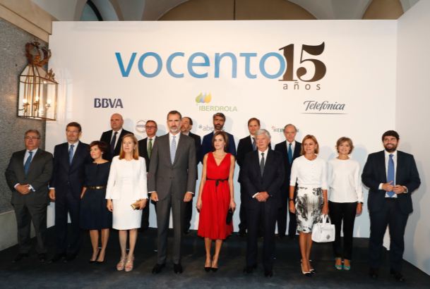 Sus Majestades los Reyes en los instantes previos al comienzo del acto conmemorativo del XV aniversario de Vocento